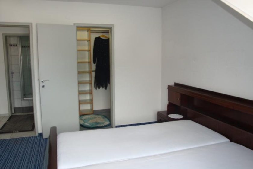 Schlafzimmer mit begehbarem S