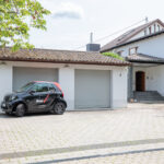 Hofeinfahrt mit Garagen