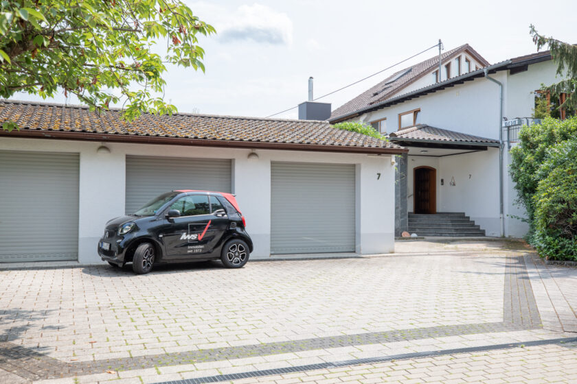 Hofeinfahrt mit Garagen