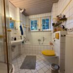 Badezimmer mit Wanne und Dusche