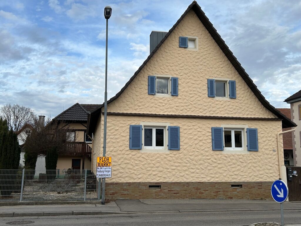 Hausvorderseite m.Garten