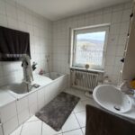 Badezimmer mit Wanne und Dusche