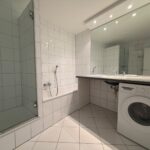 Badezimmer mit Dusche und Badewanne