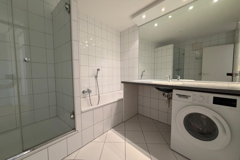 Badezimmer mit Dusche und Badewanne